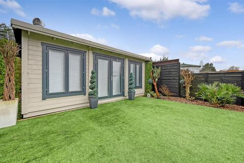48 Parkfields, Roydon, Harlow, CM19 5JB