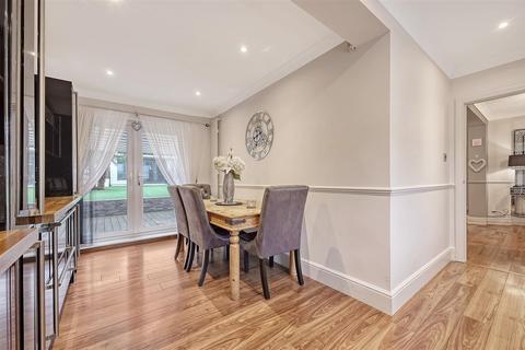 48 Parkfields, Roydon, Harlow, CM19 5JB