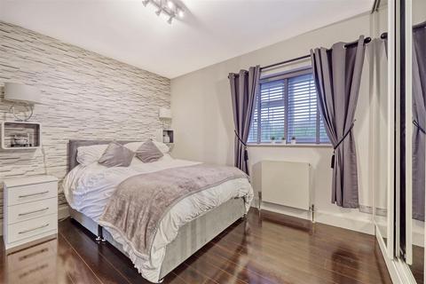 48 Parkfields, Roydon, Harlow, CM19 5JB