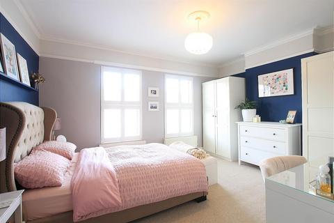 25 Rossindel Road, Hounslow, TW3 3QN