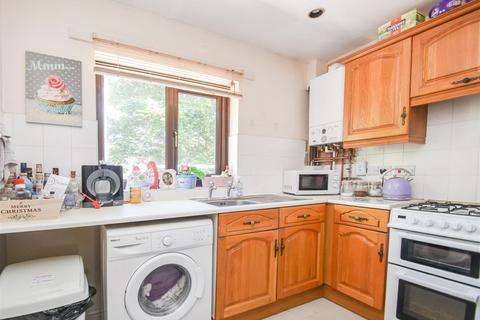 1 bedroom flat to rent, 10 Cotswold Court, Penn