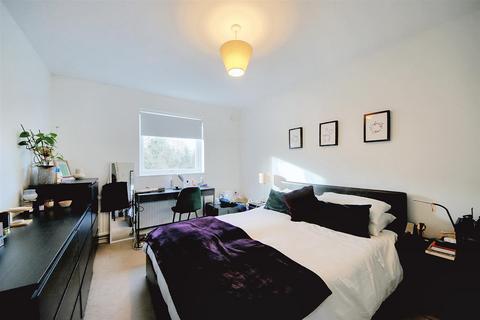 2 bedroom flat for sale, Brook Court, Watling Street, Radlett WD7