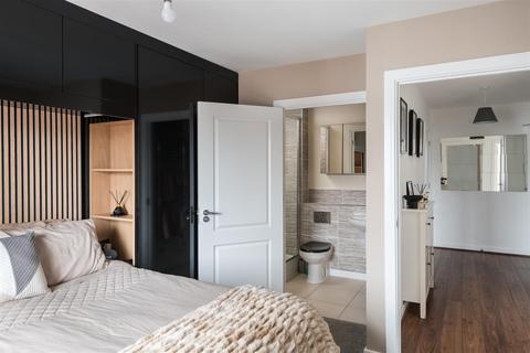 2 bedroom flat for sale, Victoria Road, Horley