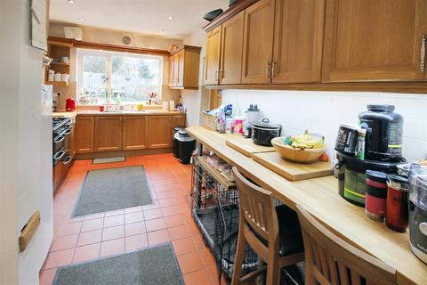 62 Canterbury Road, Penn, Wolverhampton, WV4 4EH