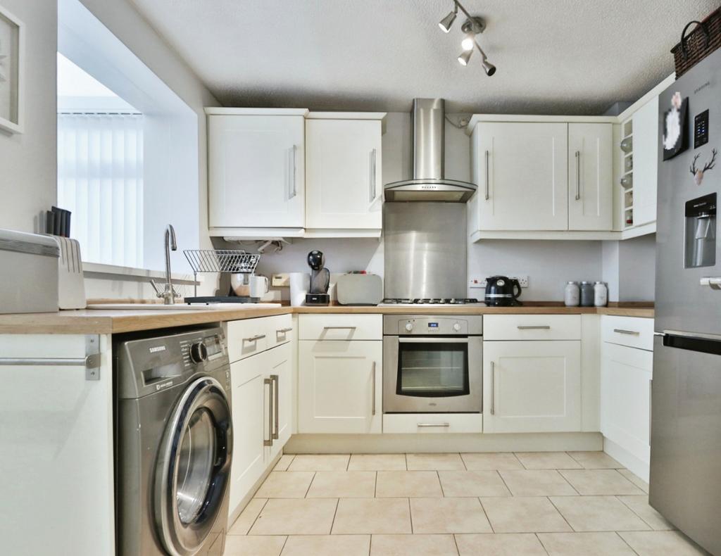Blackwater Way, Kingswood, Hull, HU7 3HF 2 bed semidetached house £