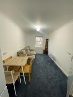 3 bedroom flat to rent, Richley house, Triangle