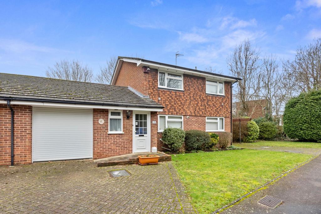 Horley, Horley RH6 4 bed link detached house for sale £550,000
