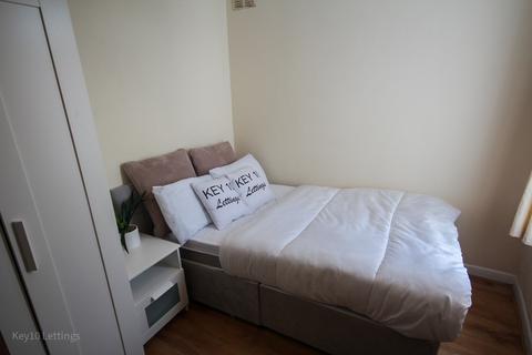 3 bedroom semi-detached house to rent, Fawcett Road, Southsea PO4