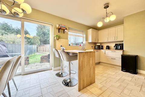 13 Coronation Street, Wrenthorpe, Wakefield, WF2 0HT