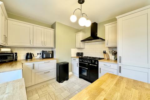 13 Coronation Street, Wrenthorpe, Wakefield, WF2 0HT