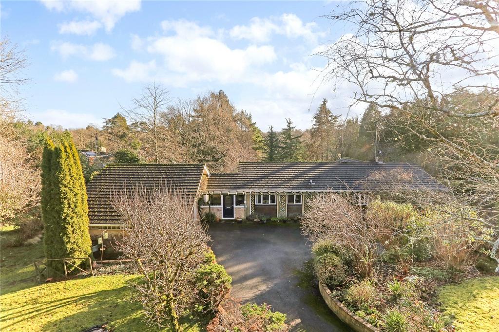 Echo Barn Lane, Farnham, Surrey, GU10 4 bed bungalow for sale - £1,450,000