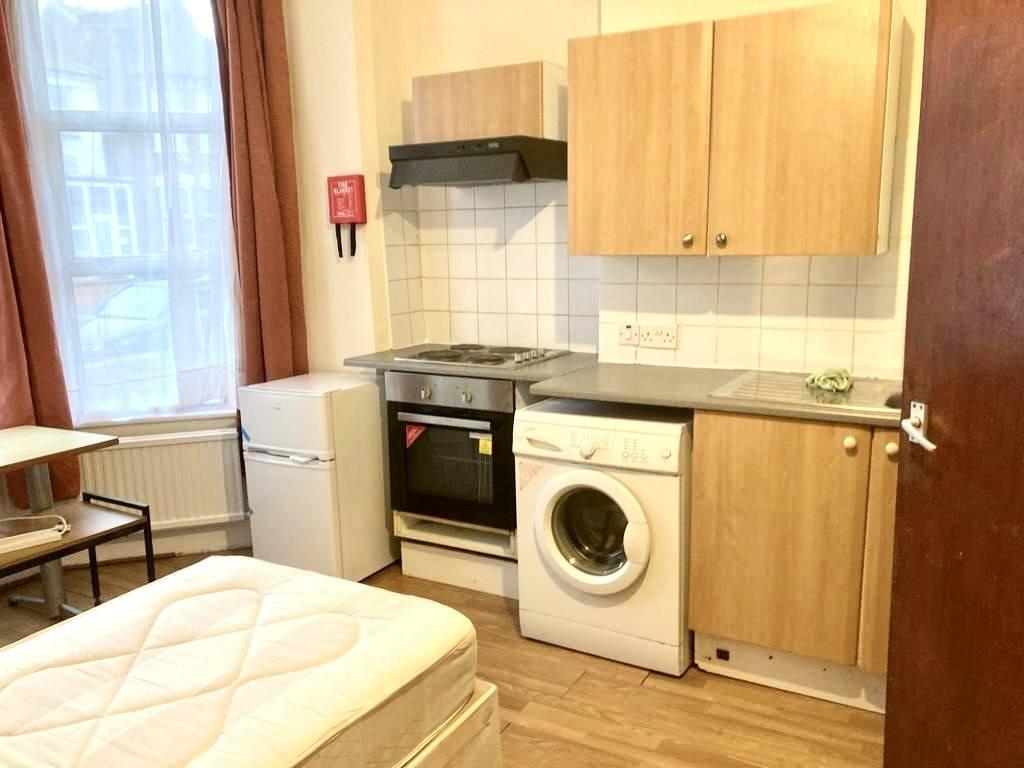 Ground Floor studio in Wood Green N22