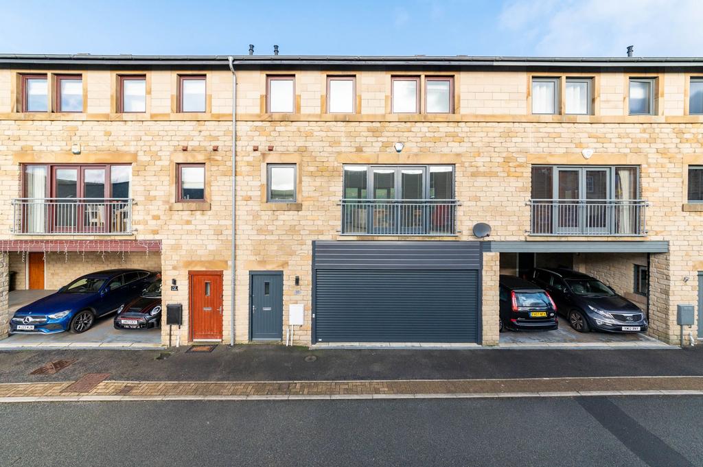 Upper Sunny Bank Mews, Meltham, HD9 3 bed terraced house for sale £