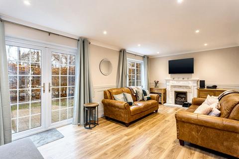 8 Chesterton Close, East Grinstead, RH19 4BE