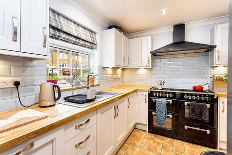 8 Chesterton Close, East Grinstead, RH19 4BE