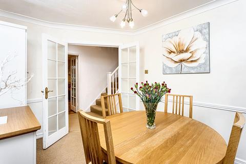 8 Chesterton Close, East Grinstead, RH19 4BE