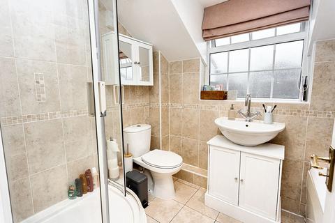 8 Chesterton Close, East Grinstead, RH19 4BE