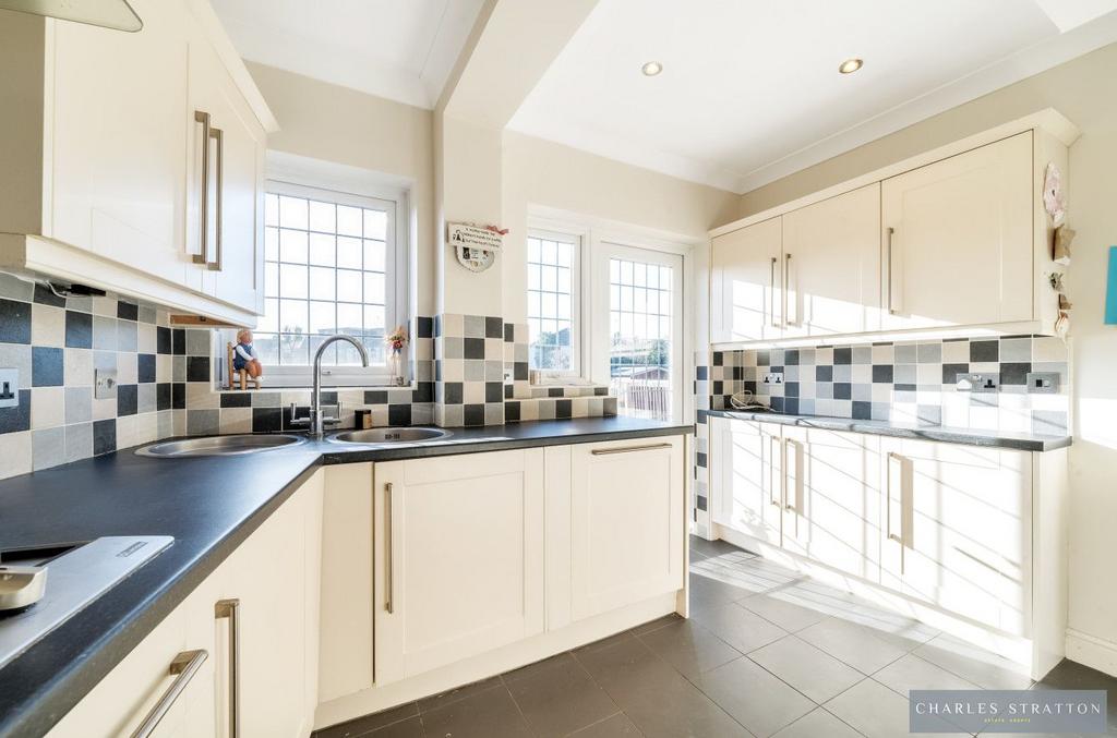 Belgrave Avenue, Gidea Park 3 bed end of terrace house for sale £535,000