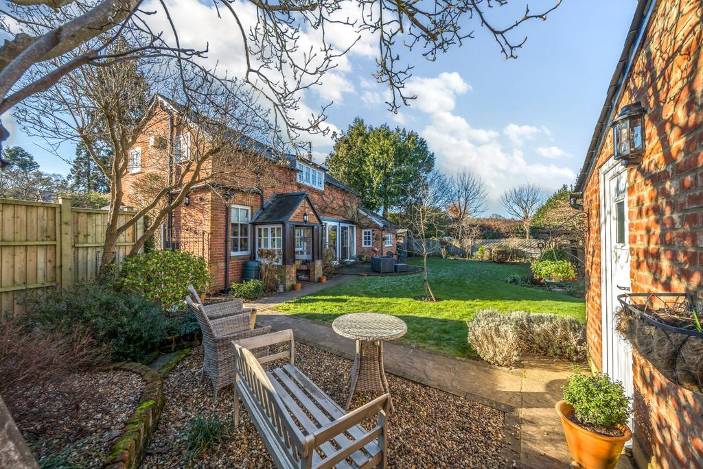 Coach Road, Ottershaw, KT16 2 bed detached house for sale £750,000