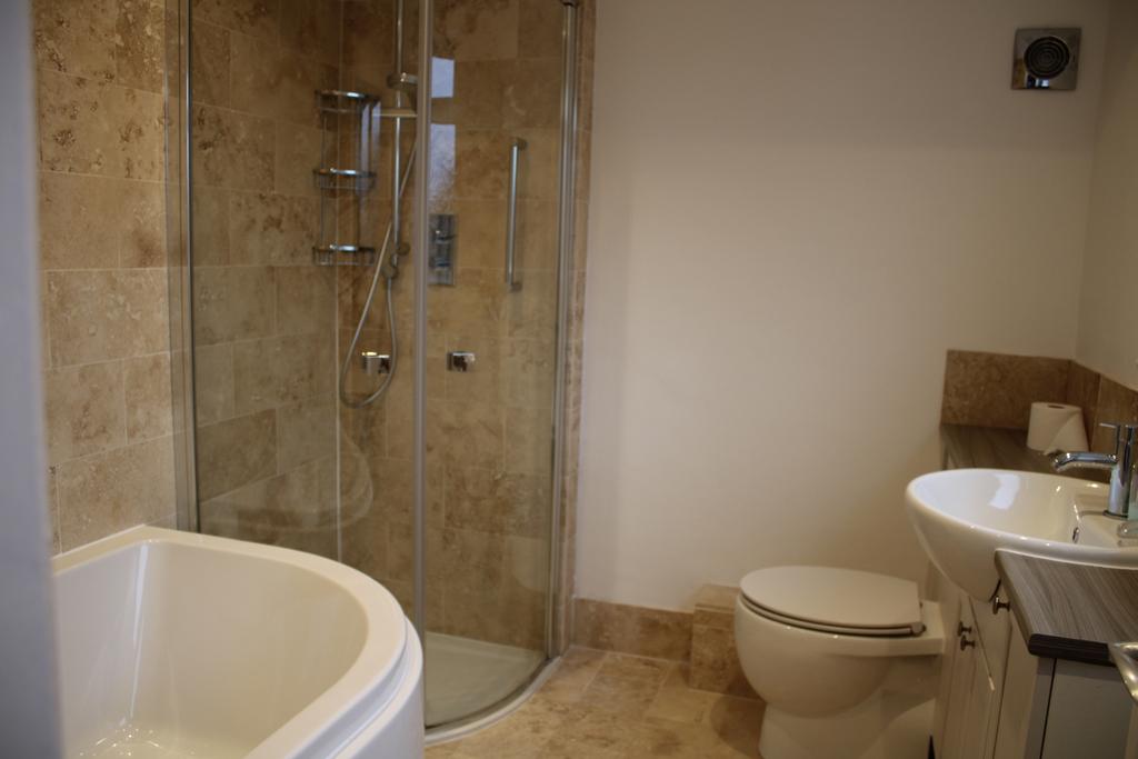 7 Epping Close bathroom