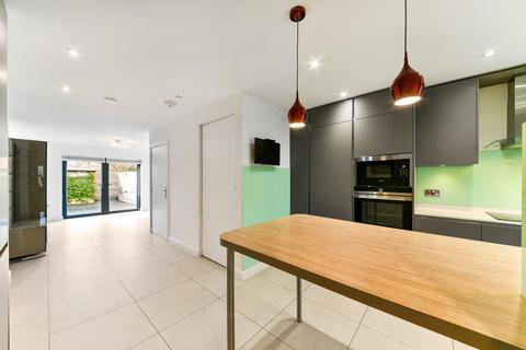 4 Kingsleigh Close, Brentford, TW8 0PA