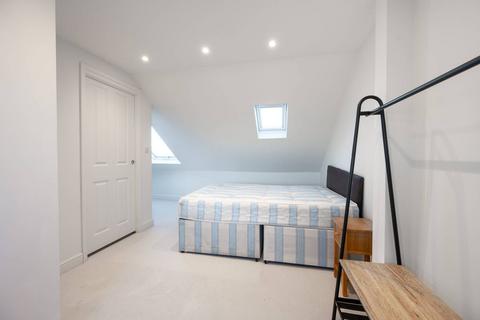 3 bedroom flat to rent, Spezia Road, Kensal Green, London, NW10