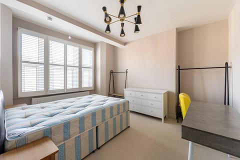 3 bedroom flat to rent, Spezia Road, Kensal Green, London, NW10