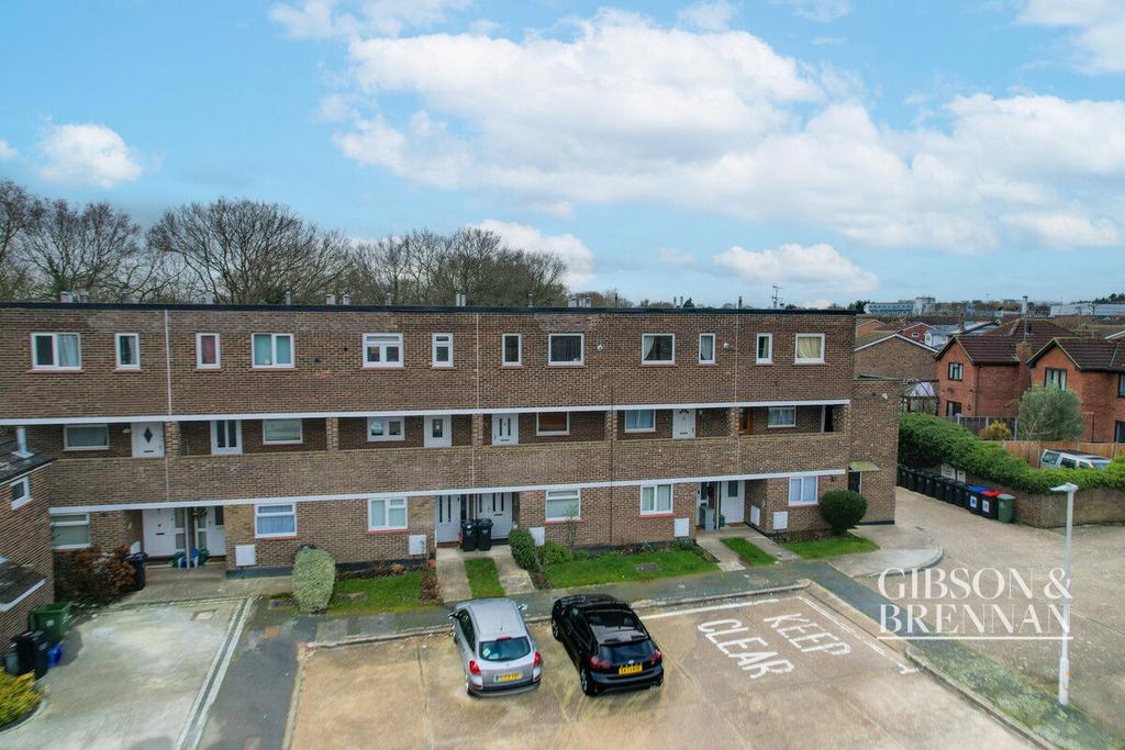 Royal Oak Drive, Wickford, SS11 1 bed flat for sale £185,000