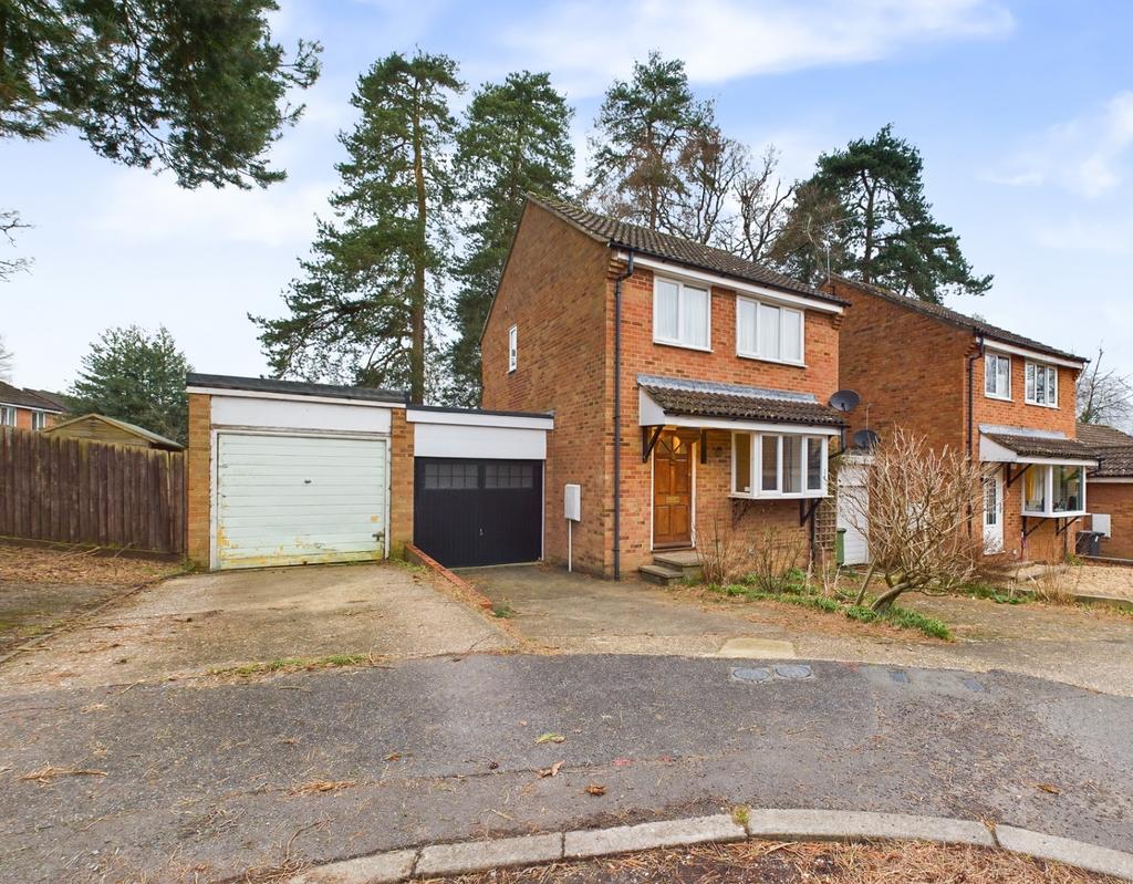 Richmond Close, Whitehill, Bordon, Hampshire, GU35 3 bed link detached