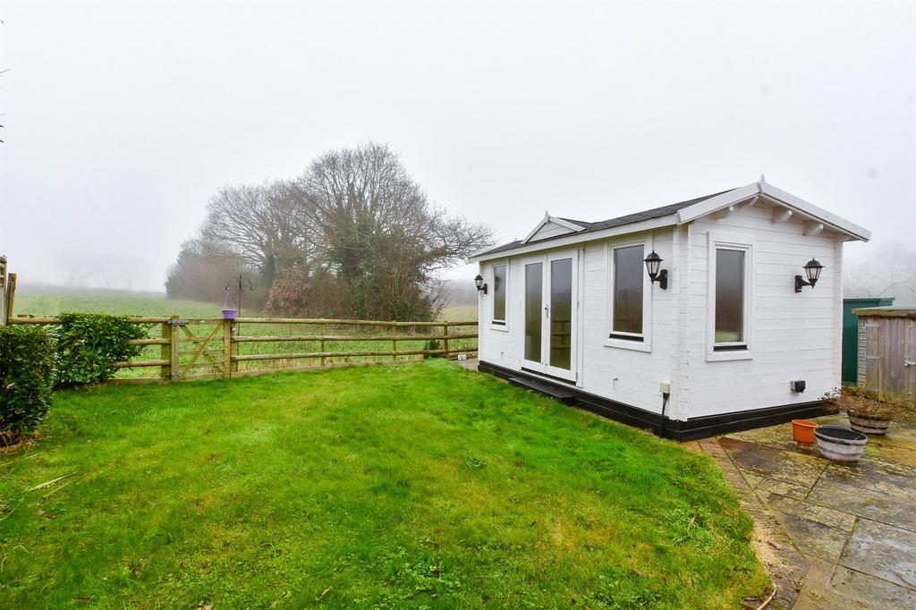 Kent Street, Mereworth, Maidstone, Kent 3 bed end of terrace house for