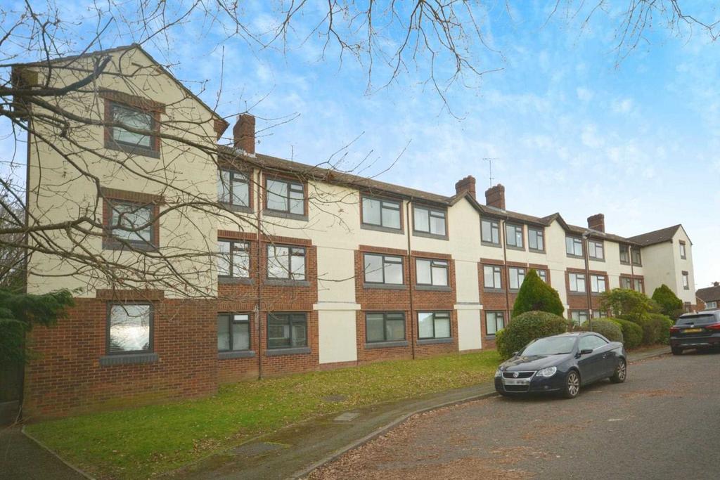 Woodley Court, Amersham 3 bed flat £1,675 pcm (£387 pw)