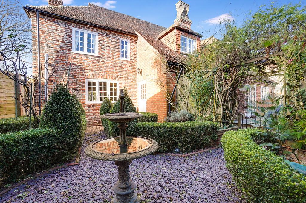 Bobbing, Sittingbourne ME9 4 bed detached house for sale £750,000