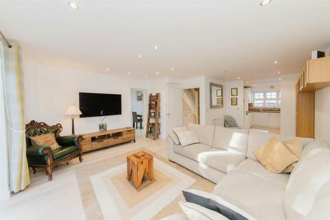 3 Sandringham Close, Borehamwood, WD6 2FY