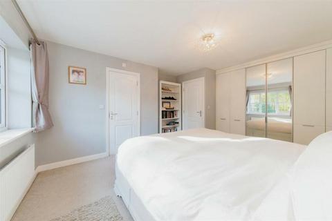 3 Sandringham Close, Borehamwood, WD6 2FY