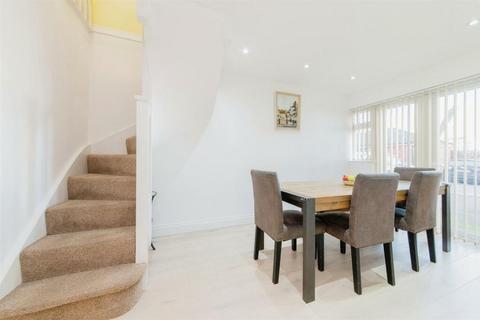 3 Sandringham Close, Borehamwood, WD6 2FY
