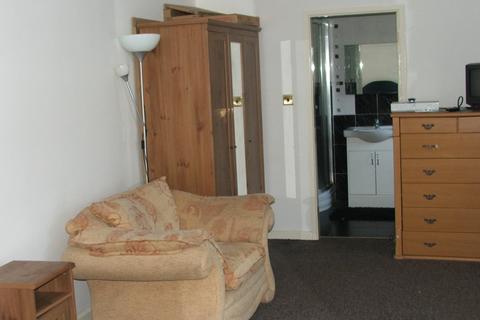 1 bedroom house to rent, Fitzroy Drive, Oakwood, Leeds. LS8