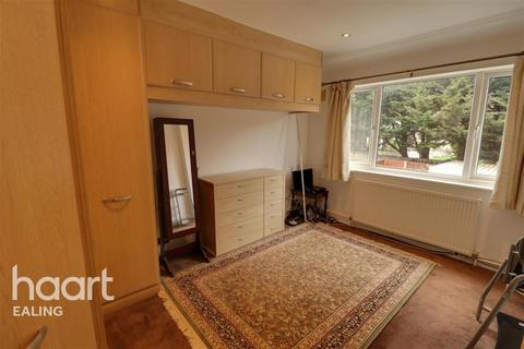 3 bedroom semi-detached house to rent, Woodhouse Avenue- Perivale