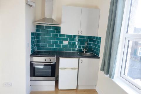 Studio to rent, Arundel Road, Croydon CR0