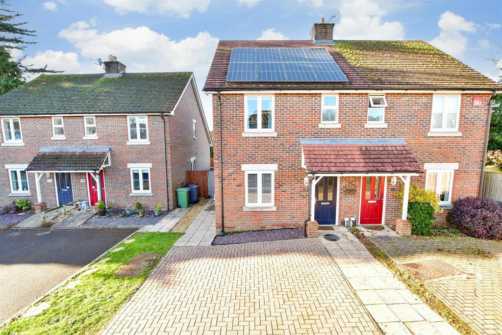 Walden Gardens, Waterlooville, Hampshire 3 bed semidetached house for