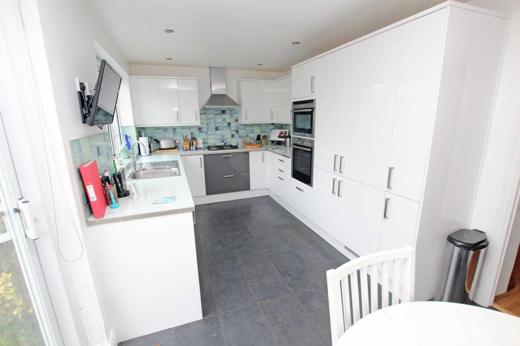 Baillie Avenue, Eastbourne, BN22 8NY 3 bed semidetached house £310,000