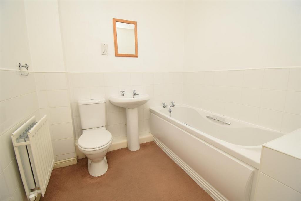 3 Maple Apt-bath.JPG