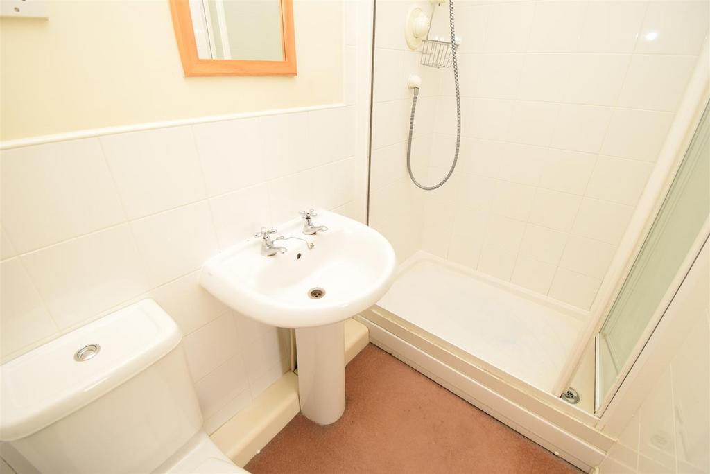 3 Maple Apt-ensuite.JPG