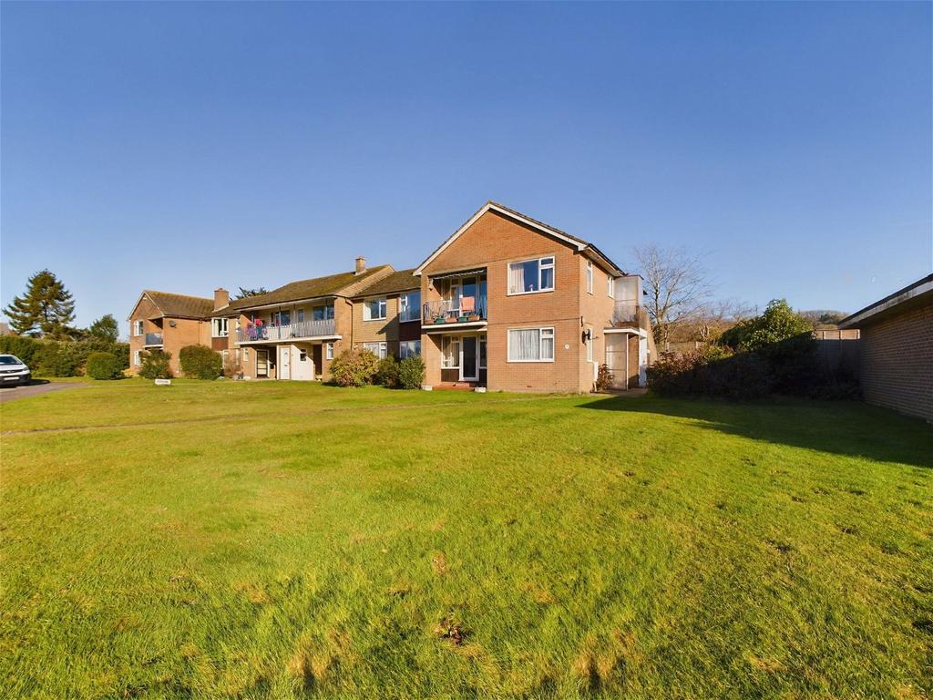 Findon Road, Worthing BN14 2 bed ground floor flat for sale £160,000