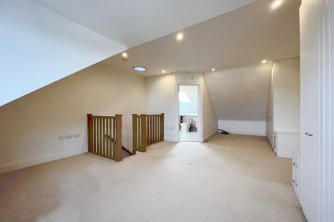 4 bedroom semi-detached house for sale, Coombe Gardens, New Malden