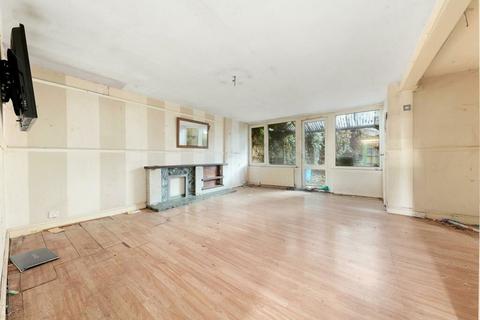 16 Celandine Close, London, E14 7AY