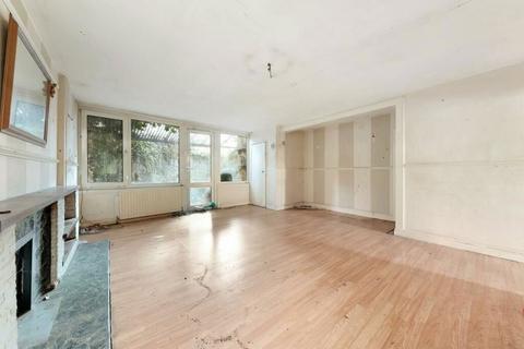 16 Celandine Close, London, E14 7AY
