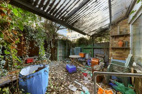 16 Celandine Close, London, E14 7AY