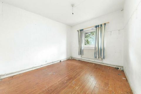 16 Celandine Close, London, E14 7AY