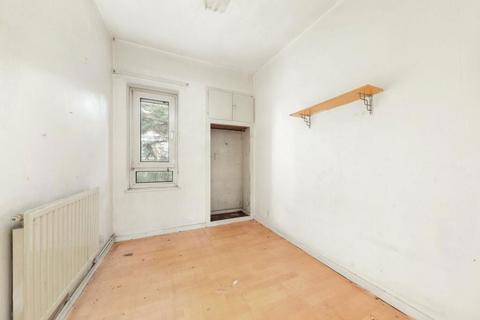 16 Celandine Close, London, E14 7AY
