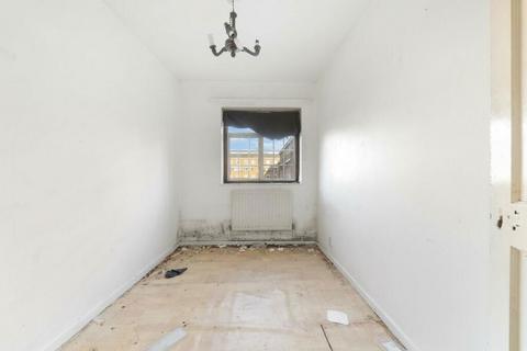 16 Celandine Close, London, E14 7AY